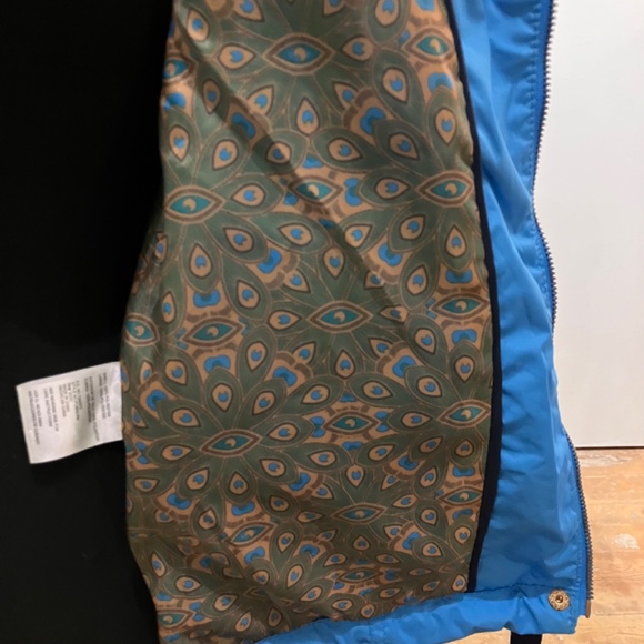 Pink envelopes, Crillion, blue windbreaker jacket - Picture 13 of 15